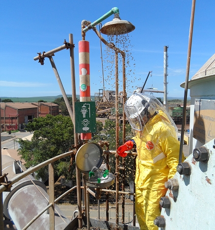 Chuveiro lava-olhos funcionando